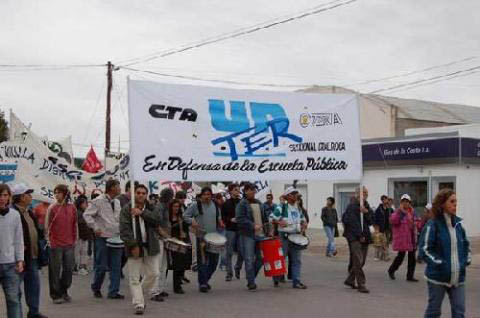 En este momento estás viendo Importante marcha provincial en Viedma