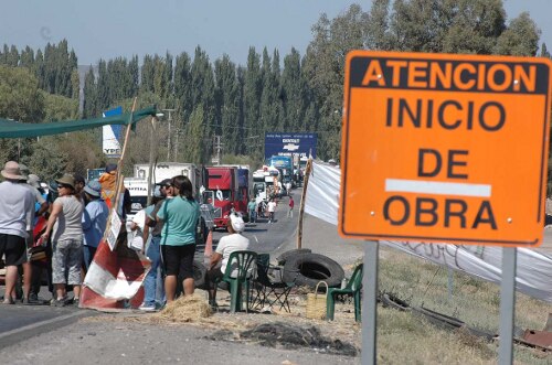 En este momento estás viendo Corte de ruta Chichinales, 27 de febrero de 2009