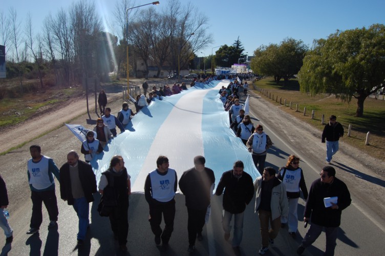 En este momento estás viendo Docentes mantuvieron adhesión y marcharon en Cipolletti