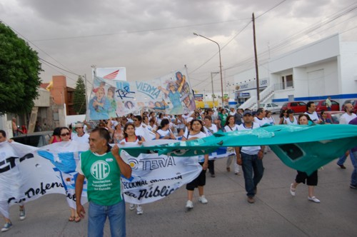 Lee más sobre el artículo La UnTER se manifestó pese a la lluvia y a un excesivo operativo policial