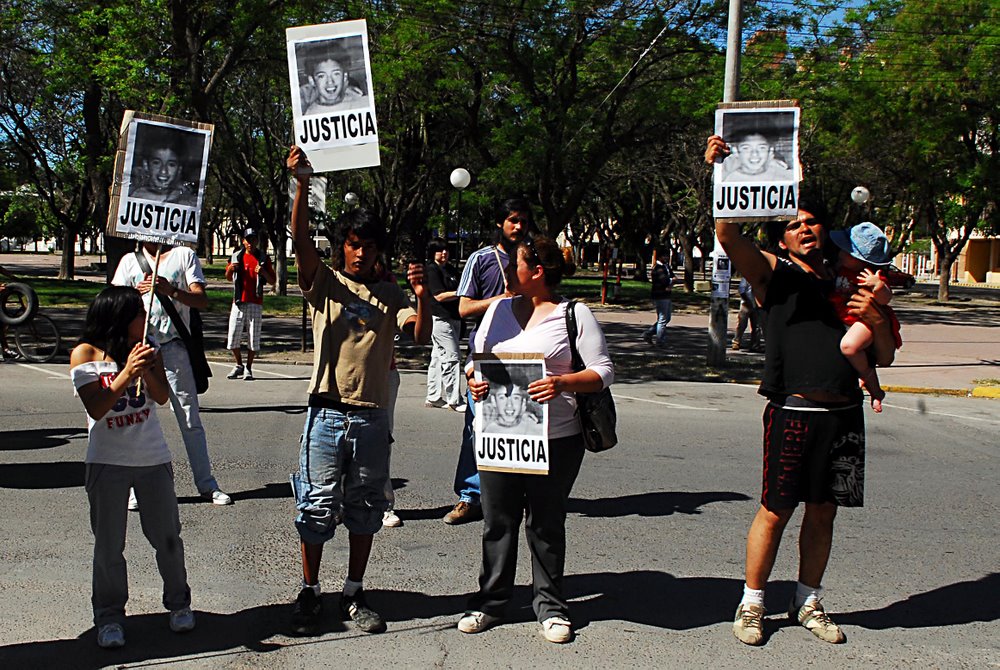 En este momento estás viendo Viedma 26/10/10, familiares de Guillermo Trafiñanco marchan por justicia