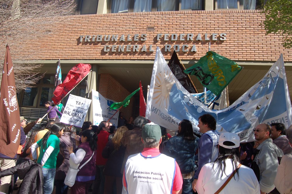 Lee más sobre el artículo 17 de noviembre concentración frente a juzgados federales de Viedma, Roca y Bariloche