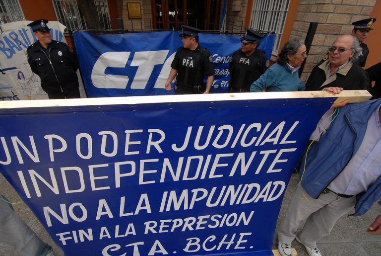 Lee más sobre el artículo En Bariloche La CTA marchó por el sobreseimiento de los docentes y por las muertes del 17 de junio
