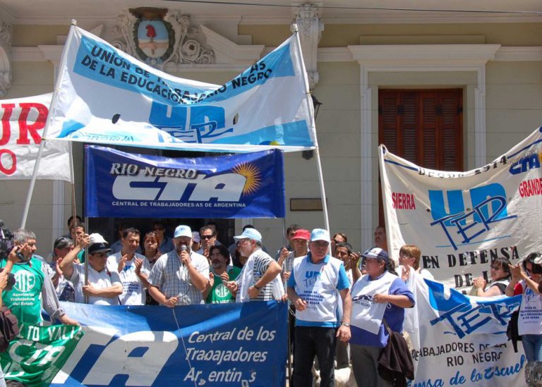 Lee más sobre el artículo Titularización para docentes que esperan hace 8 años en sus puestos.