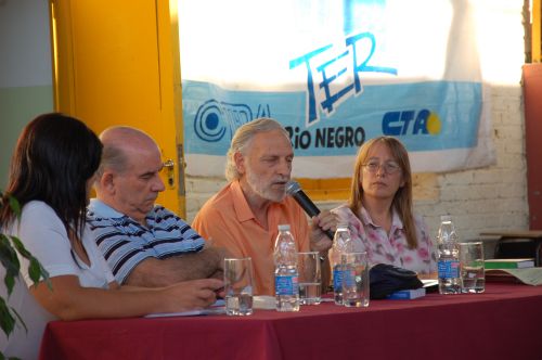 En este momento estás viendo Autor del libro “El Plan Cóndor en Córdoba”, con estudiantes y docentes de Roca y Cipolletti