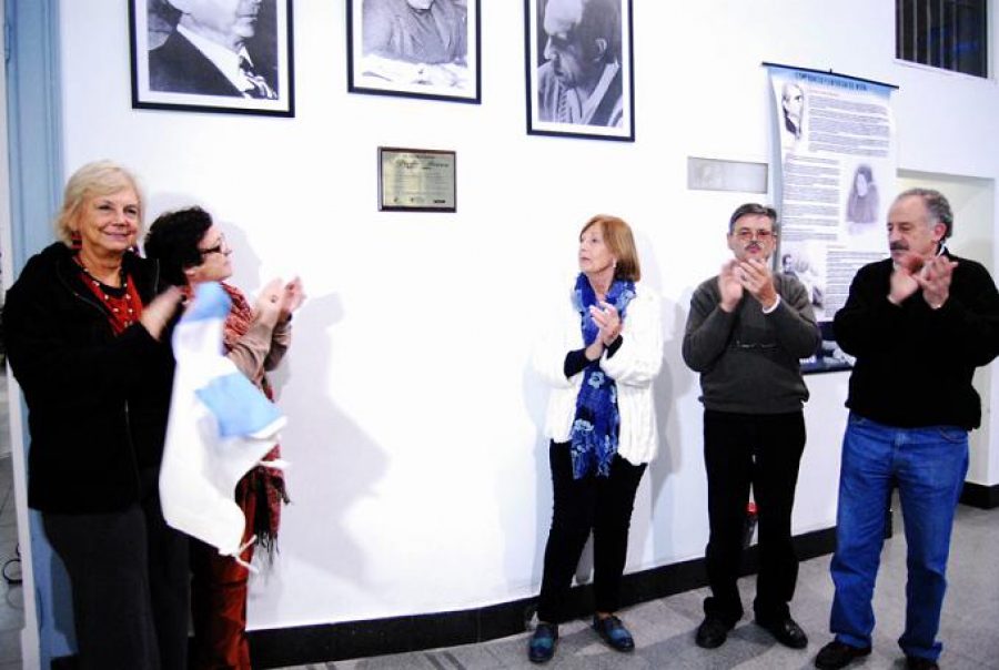 En este momento estás viendo Emotivo homenaje de los docentes argentinos al maestro Alfredo Bravo