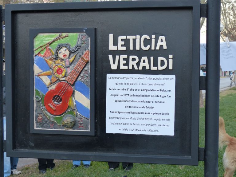 Lee más sobre el artículo Homenaje a Leticia Veraldi: Estudiante Secundaria desaparecida en Cipolletti