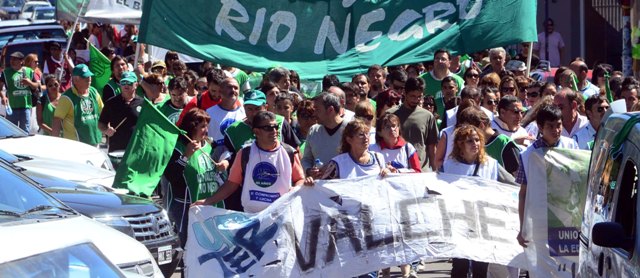 En este momento estás viendo Plenario ratificó el paro y marchó con ATE en Viedma