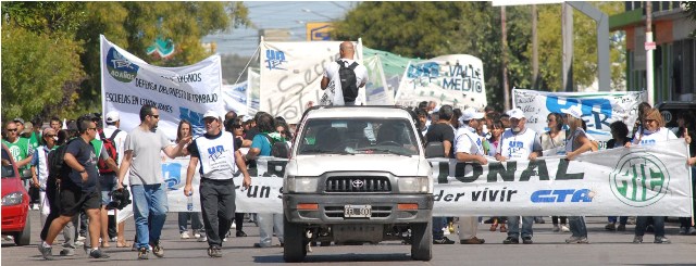 En este momento estás viendo Contundente movilización de UnTER a Viedma