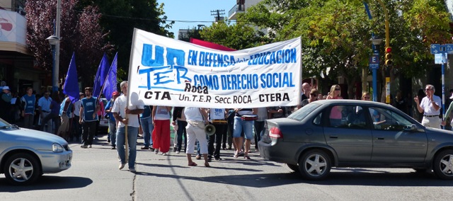 En este momento estás viendo Docentes marcharon por calles de General Roca – Fiske Menuco