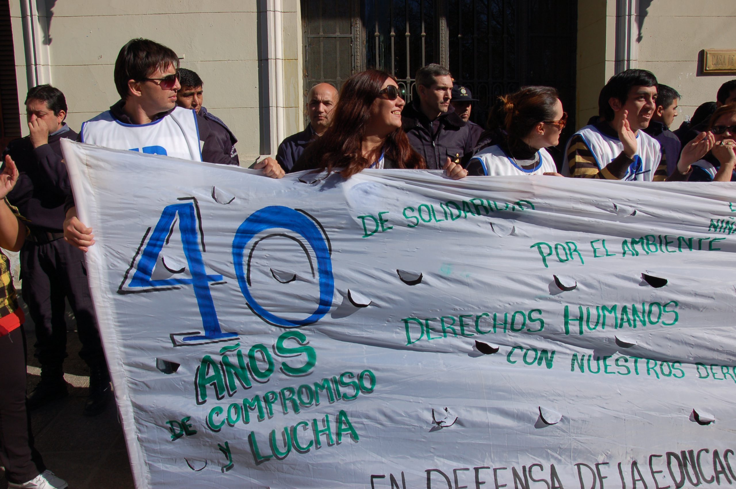 En este momento estás viendo Seguimos de pie por la dignidad, contra el autoritarismo