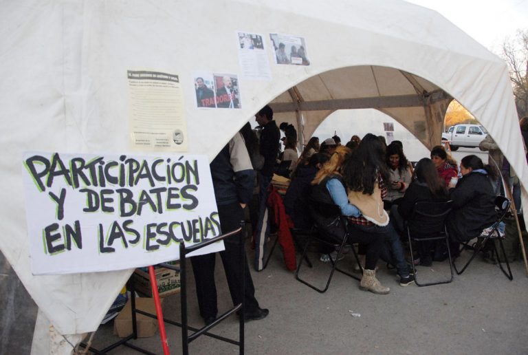 Lee más sobre el artículo Docentes presentes, ministro ausente