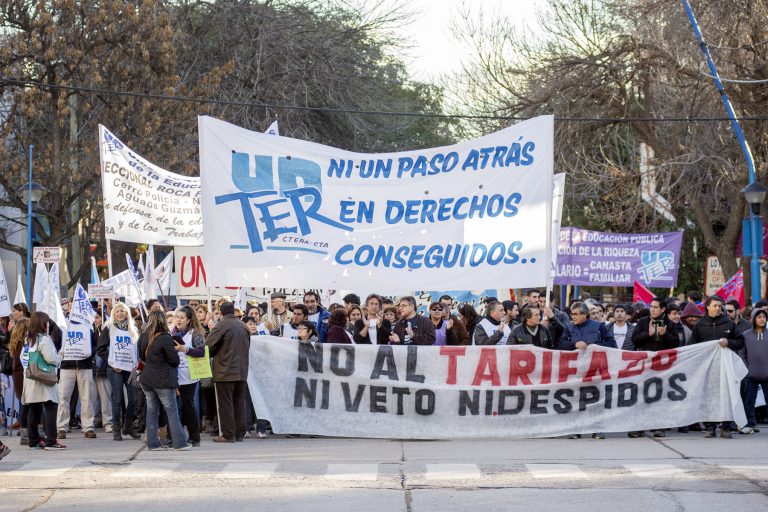 Lee más sobre el artículo Masiva adhesión al paro y marchas multitudinarias en defensa de la dignidad