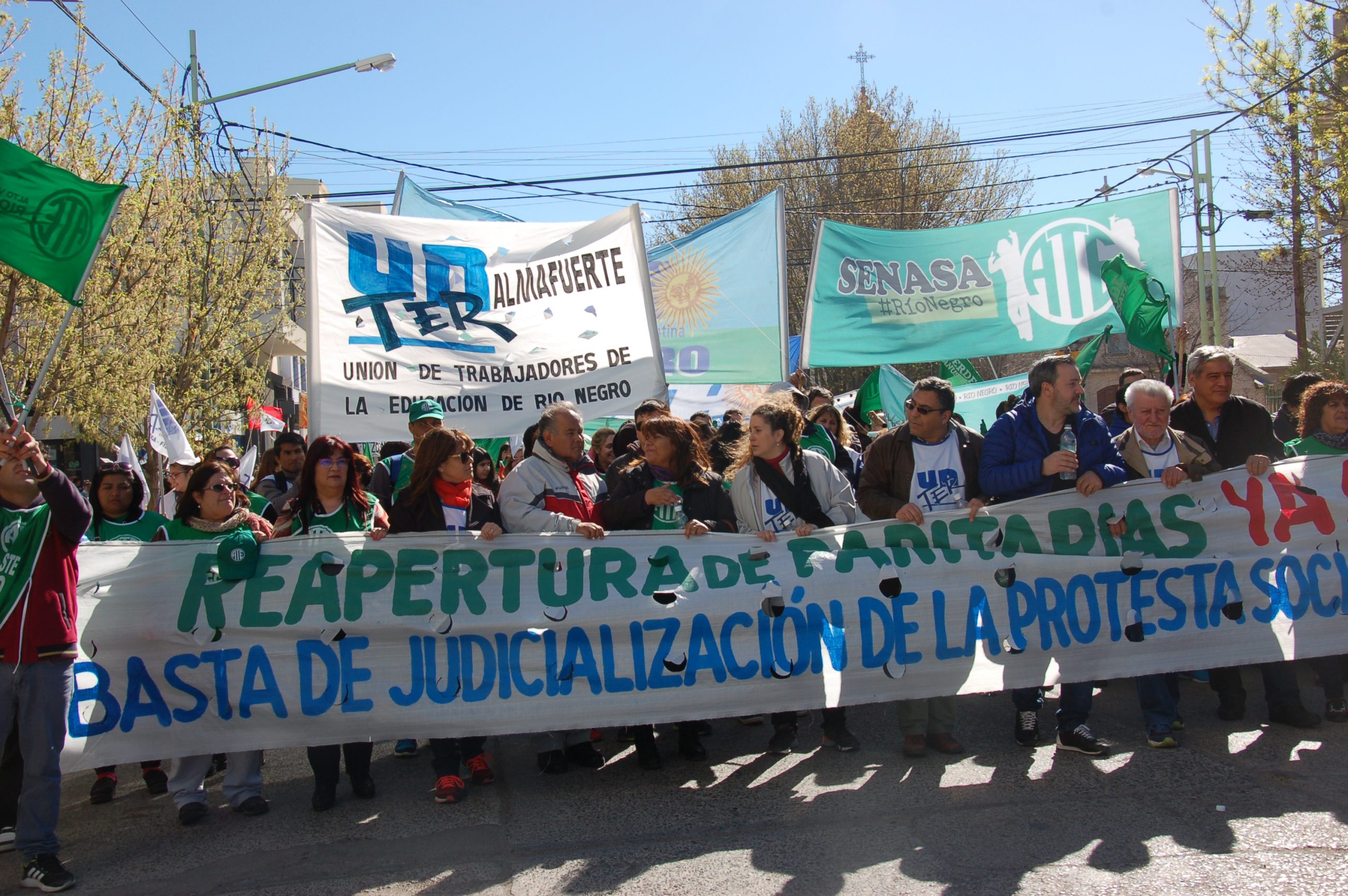 Lee más sobre el artículo Contundente paro docente y movilizaciones por el salario, contra el ajuste y la criminalización de la protesta