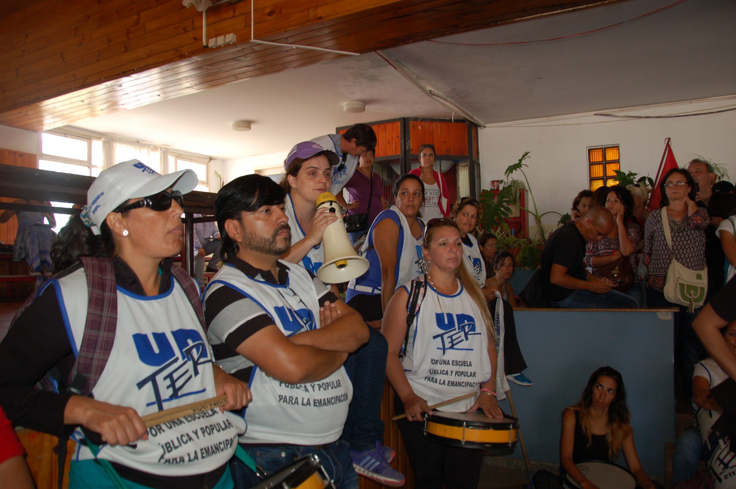 En este momento estás viendo A pesar de las presiones del gobierno, UnTER bloqueó la asamblea en Bariloche