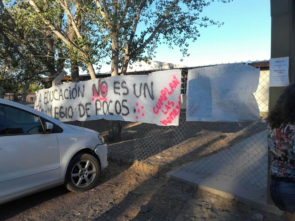 En este momento estás viendo Permanecen en una escuela para exigir soluciones