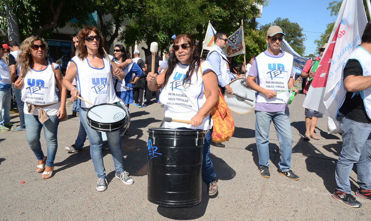 Lee más sobre el artículo Seguiremos en las calles. Paritarias libres, sin techo salarial