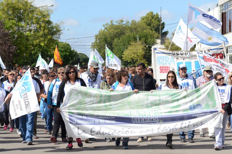 Lee más sobre el artículo Contundente adhesión al paro nacional docente en Río Negro