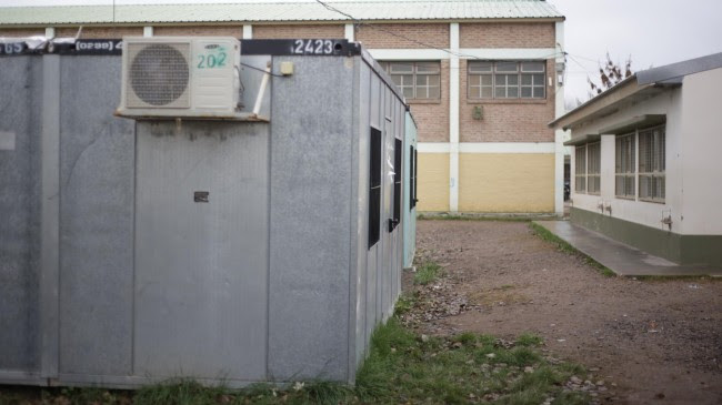 En este momento estás viendo El ministerio prefiere gastar más en container que en aulas