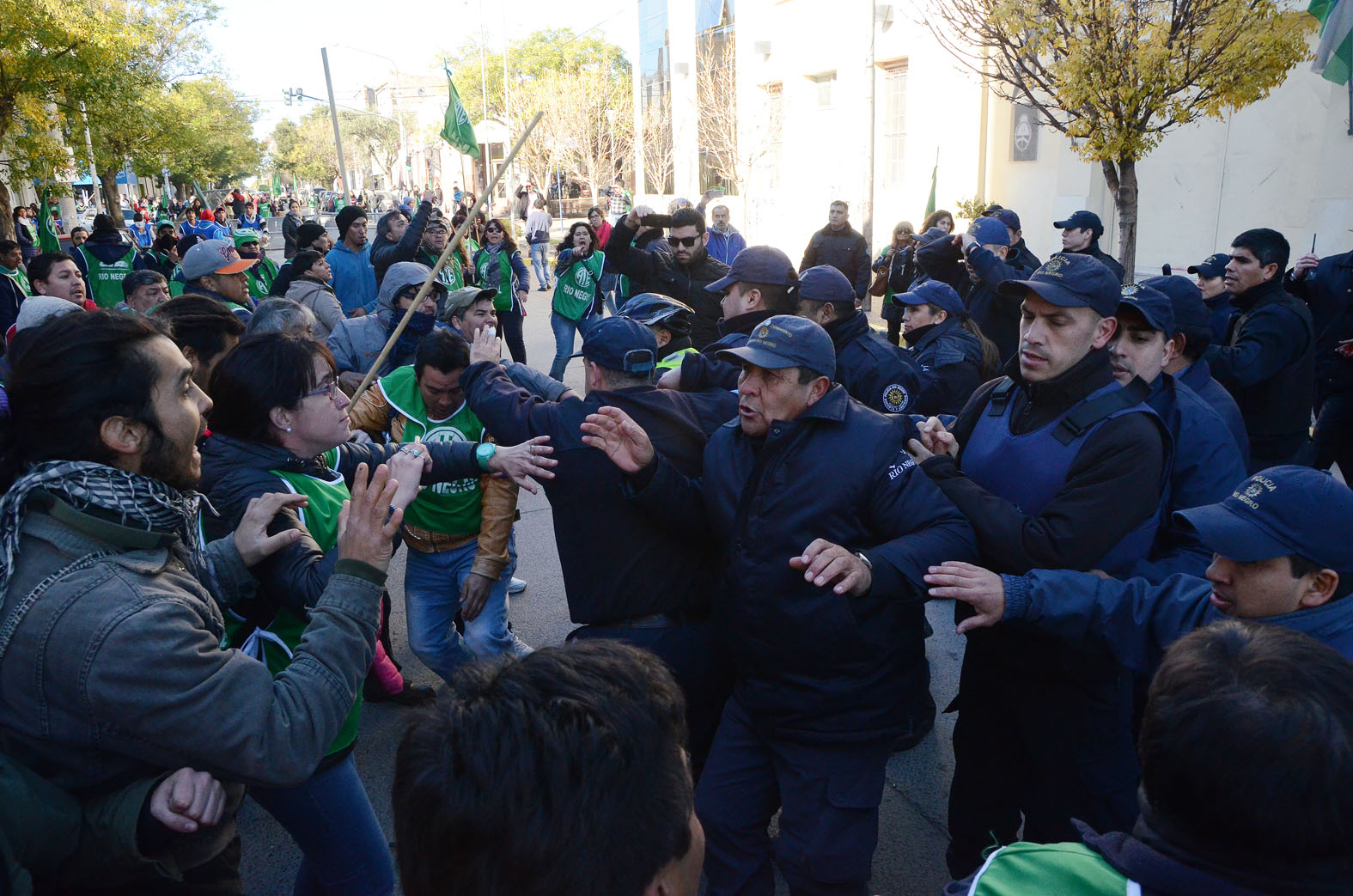 En este momento estás viendo Repudio a la represión en Río Negro