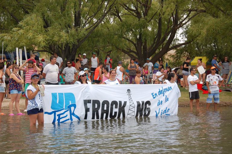 Lee más sobre el artículo UnTER renueva la campaña en defensa del Río, en la Regata del Río Negro