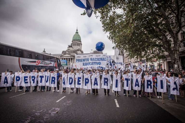 Lee más sobre el artículo Repudio al autoritarismo del macrismo contra la docencia argentina