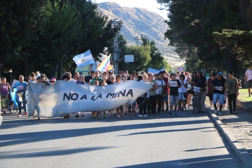 En este momento estás viendo Contundente marcha en Esquel contra la mineria y por la iniciativa popular