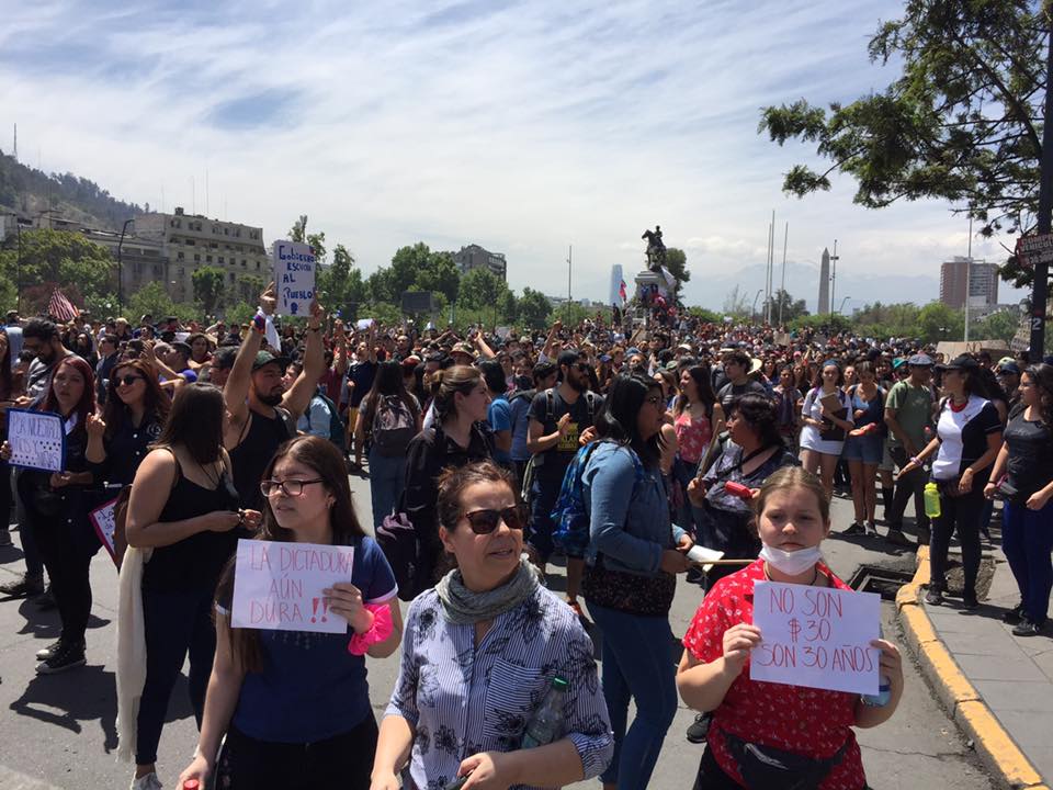 En este momento estás viendo Redes y organizaciones defensoras del derecho humano a la educación se solidarizan con el pueblo chileno y condenan las amenazas al estado democrático de derechos