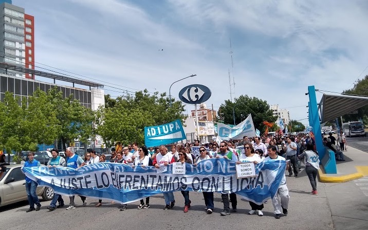 En este momento estás viendo En las calles de Río Negro, resonó fuerte la solidaridad con Chubut