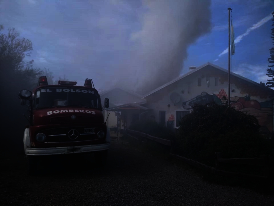 En este momento estás viendo Incendio en escuela de Mallin: Otra vez comunidades educativas expuestas a riesgos previsibles