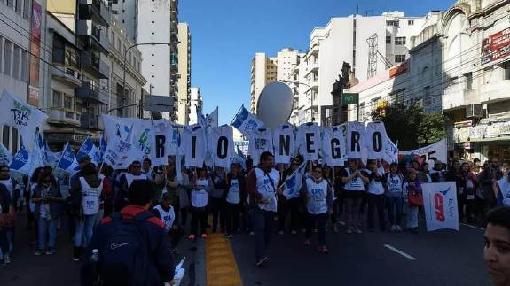 Lee más sobre el artículo La pandemia desnuda y recrudece el colapso sanitario