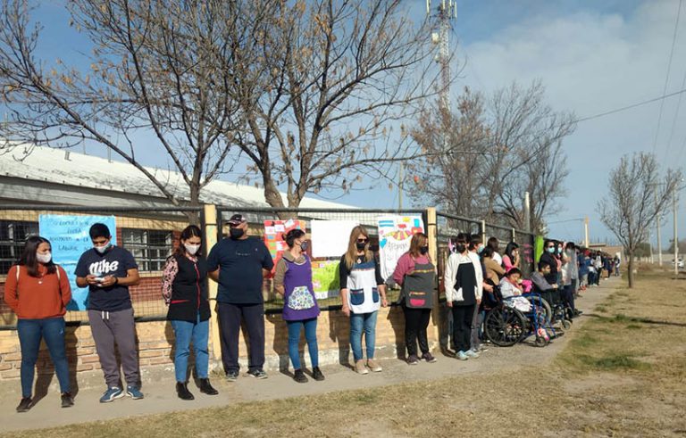 Lee más sobre el artículo Abrazo simbólico a la Escuela Laboral Nº 5 de Huergo