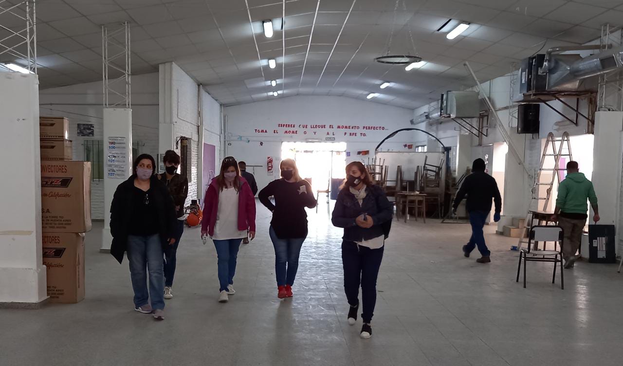 En este momento estás viendo Recorrida por escuelas de Cinco Saltos