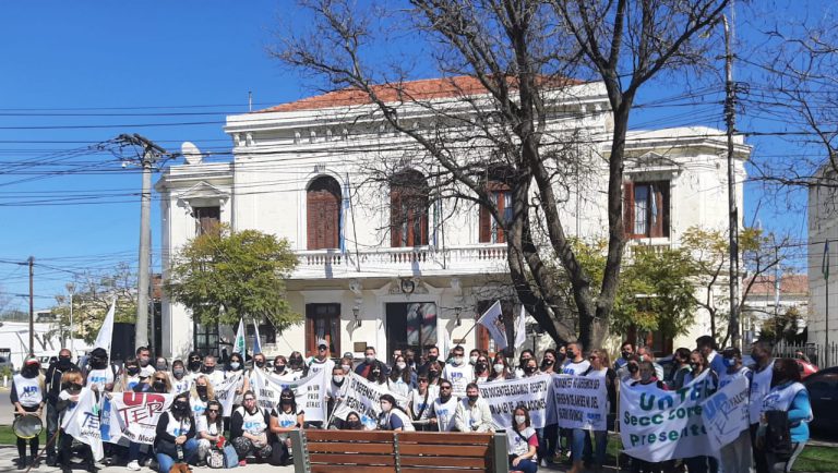 Lee más sobre el artículo UnTER marcha por las calles de Viedma en defensa de la jubilación docente