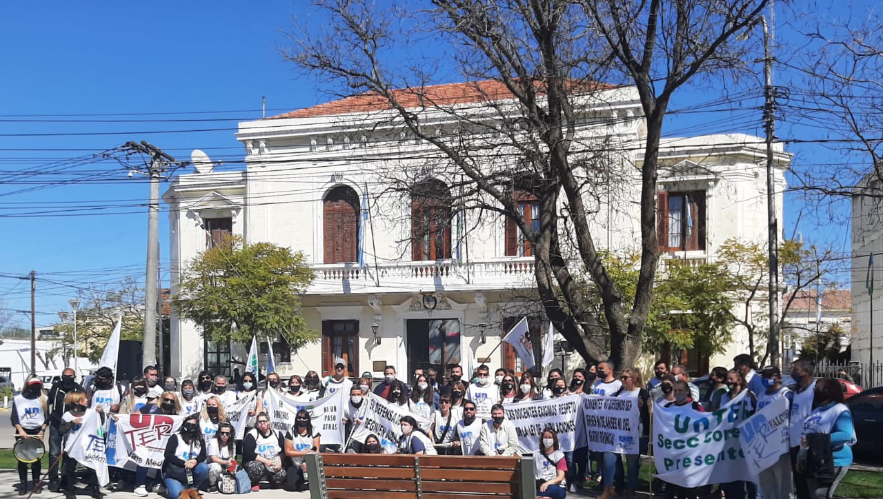 En este momento estás viendo UnTER marcha por las calles de Viedma en defensa de la jubilación docente