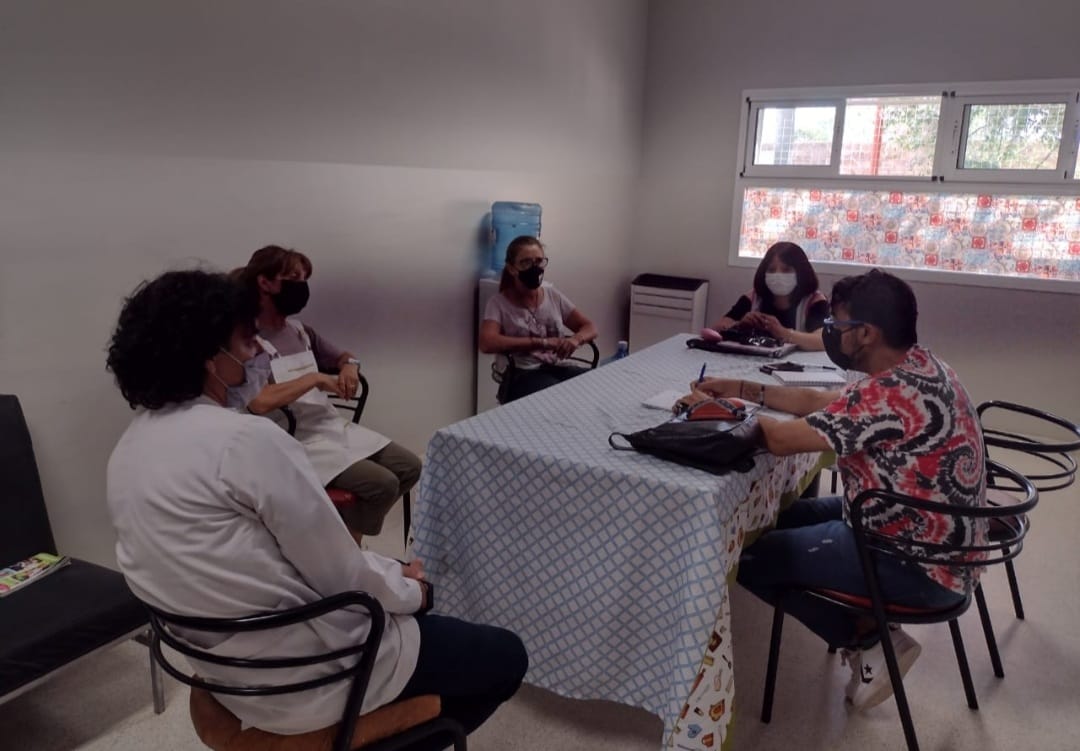 En este momento estás viendo Recorrida de integrantes de la Escuela Walsh por instituciones educativas de Catriel