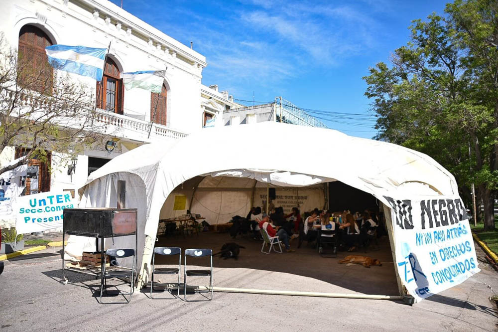 En este momento estás viendo Actividad de UnTER frente a Casa de Gobierno