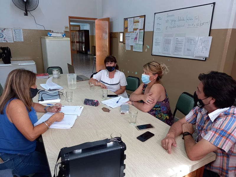 En este momento estás viendo Recorrida por establecimientos educativos de Regina