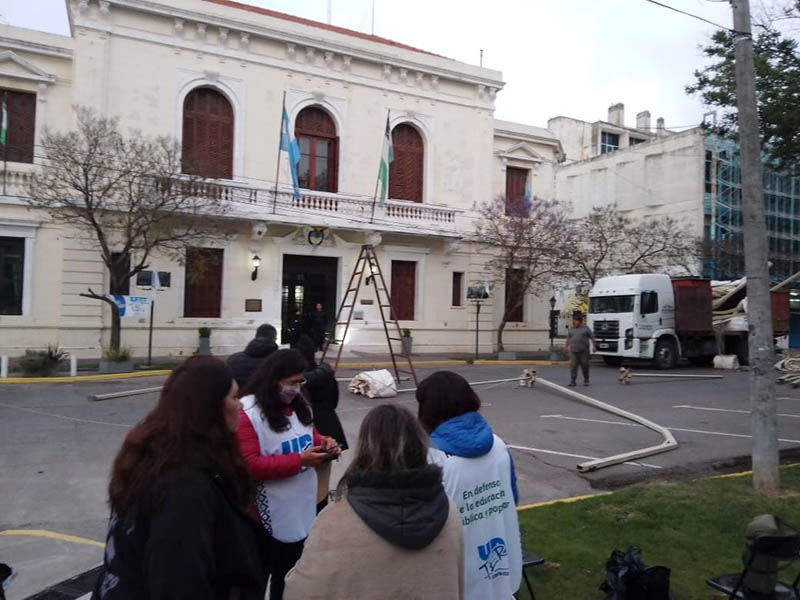 En este momento estás viendo Carpa por la dignidad docente frente a Casa de Gobierno