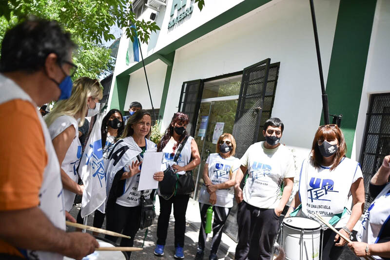 En este momento estás viendo La dignidad docente no se vende, se defiende