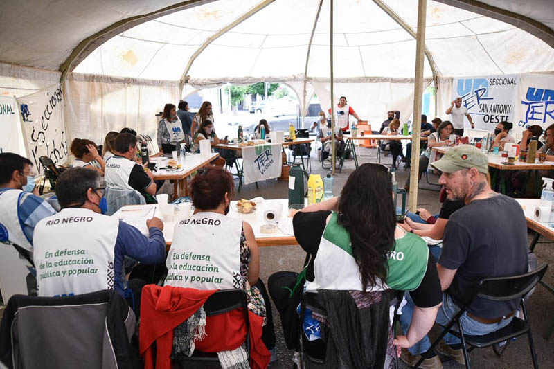 En este momento estás viendo Plenario de UnTER en la Carpa x la Dignidad Docente