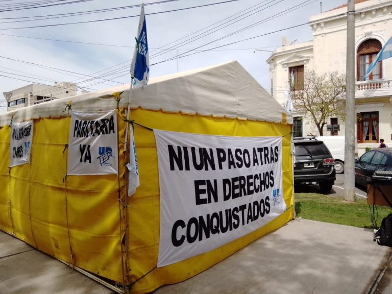 Lee más sobre el artículo UnTER lleva su reclamo a la ruta, caravana desde Viedma a Chichinales