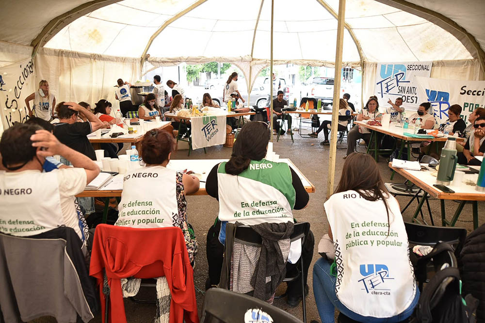 En este momento estás viendo Sesionó el Plenario de Secretarixs Generales de UnTER en la Carpa x la dignidad docente