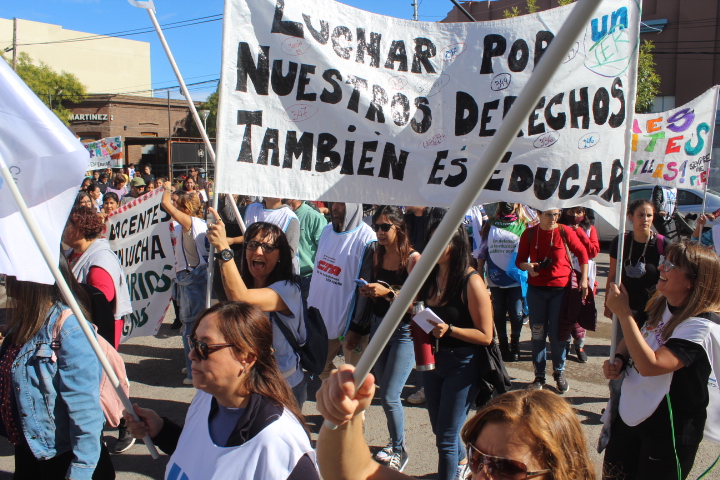 Lee más sobre el artículo Sra. Gobernadora Arabela Carreras, lxs docentes de Río Negro exigimos: