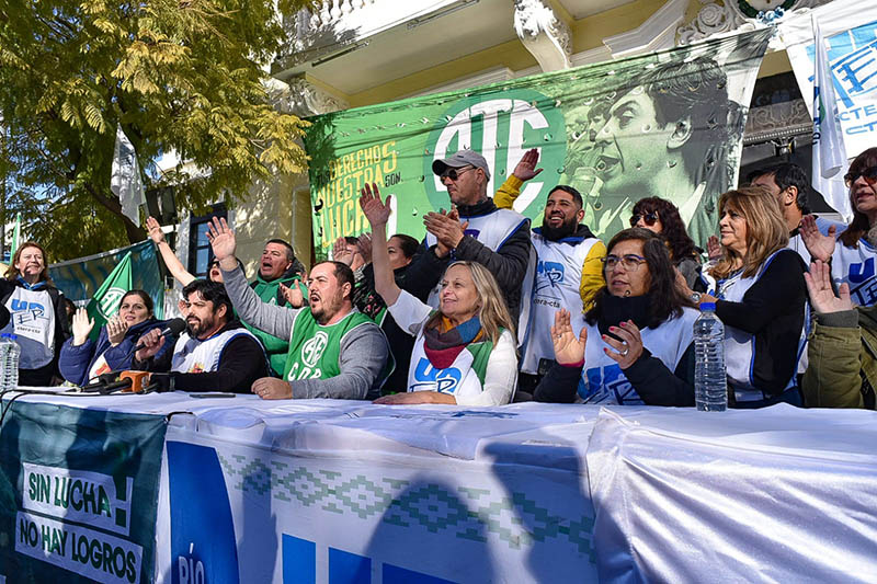 Lee más sobre el artículo Frente Sindical en conferencia de prensa frente a Casa de Gobierno