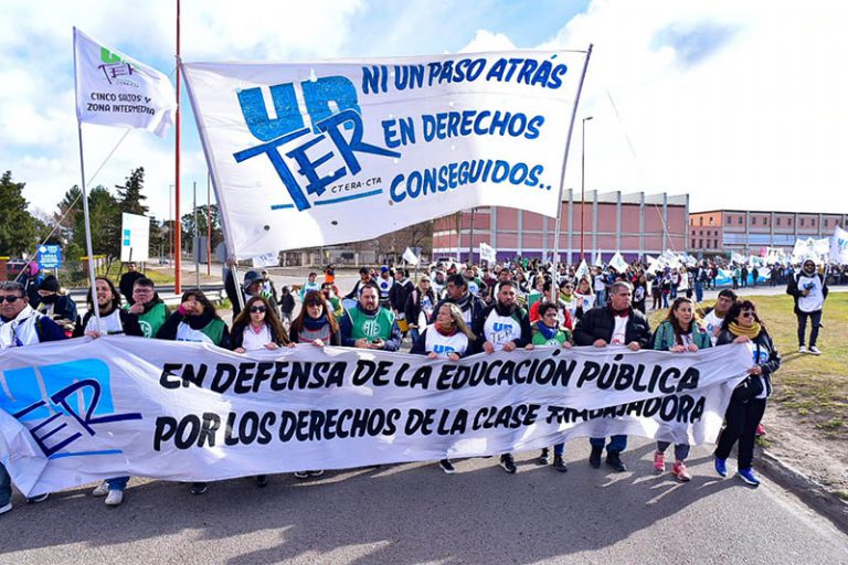 Lee más sobre el artículo Lxs docentes luchando también estamos enseñando