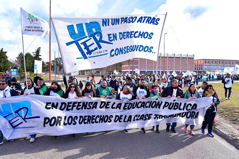 En este momento estás viendo Lxs docentes luchando también estamos enseñando