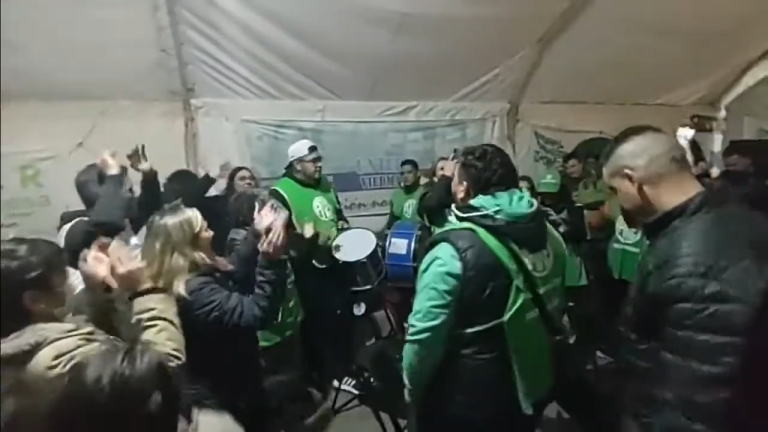 Lee más sobre el artículo UnTER recibió solidaridad de ATE en la Carpa de la Dignidad Docente