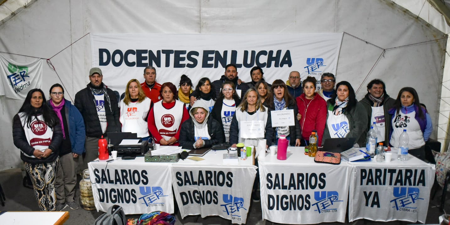 En este momento estás viendo Plenario de Secretarixs Generales desde la Carpa por la Dignidad Docente