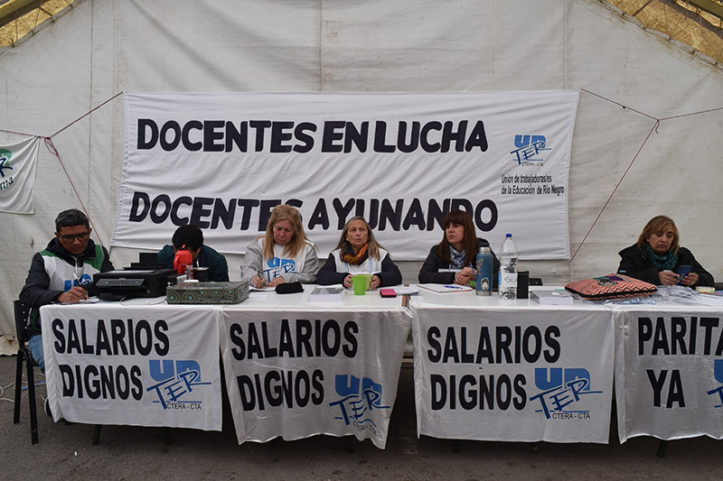 En este momento estás viendo Sesiona el Plenario de UnTER en la Carpa de la Dignidad Docente